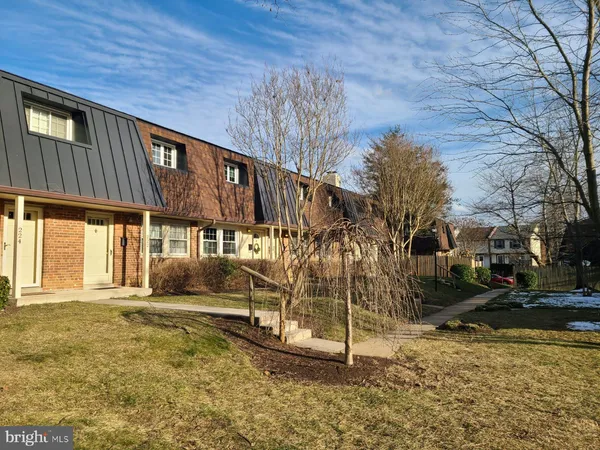 $2,801 | 220 South Virginia Avenue, Unit 82, Falls Church, VA 22046