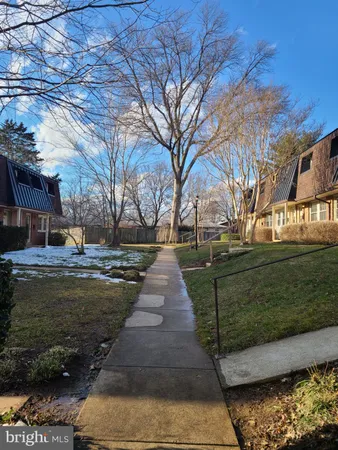 $2,801 | 220 South Virginia Avenue, Unit 82, Falls Church, VA 22046