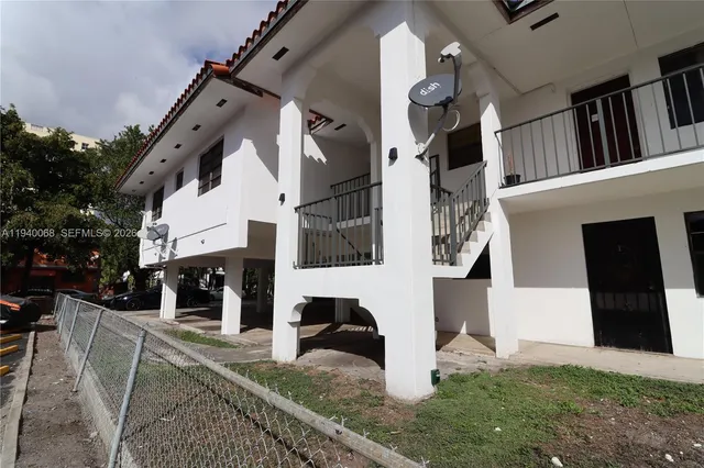 a view of entryway with a front door
