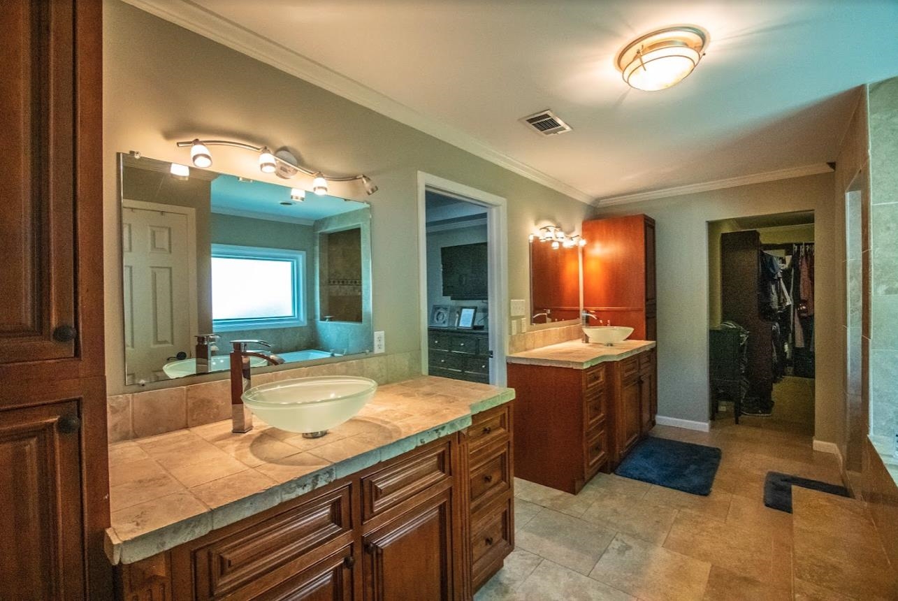 4964 Flamingo Road Memphis, TN 38117 - Photo 9 of 18 a large bathroom with a sink and a mirror
