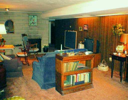 2020 Murdstone Road Upper St. Clair, PA 15241 - Photo 5 of 8 Den/Family/Great Room.