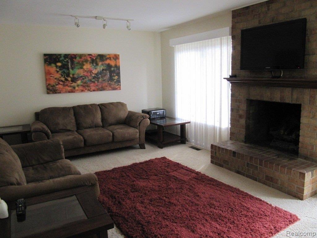 827 Oak Brook Ridge Drive, Unit 135 Rochester, MI 48307 - Photo 6 of 16 Great Room
