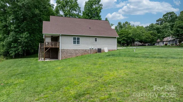 a view of a yard in front of house