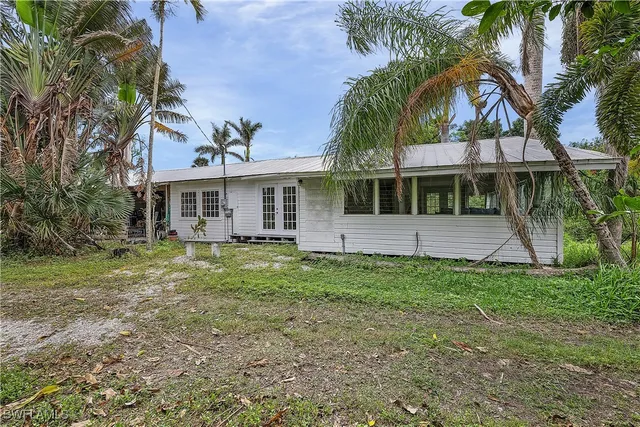 a view of a house with a backyard