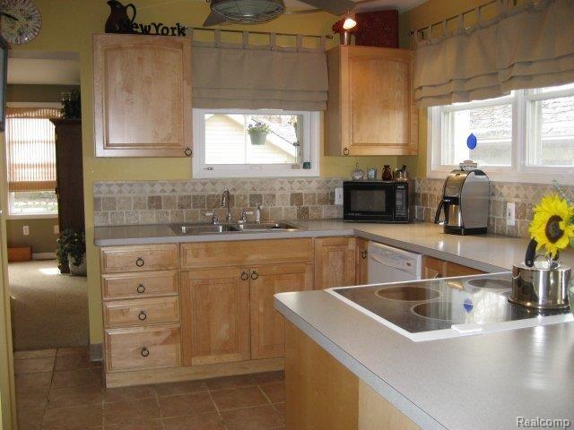 337 North Castell Avenue Rochester, MI 48307 - Photo 13 of 25 Updated Kitchen w/maple cabinets