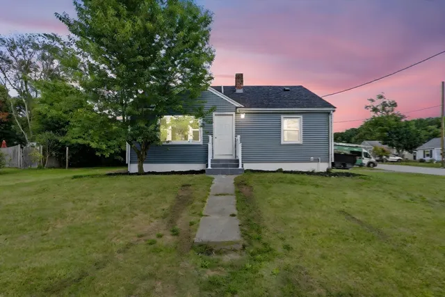 a view of a house with a yard