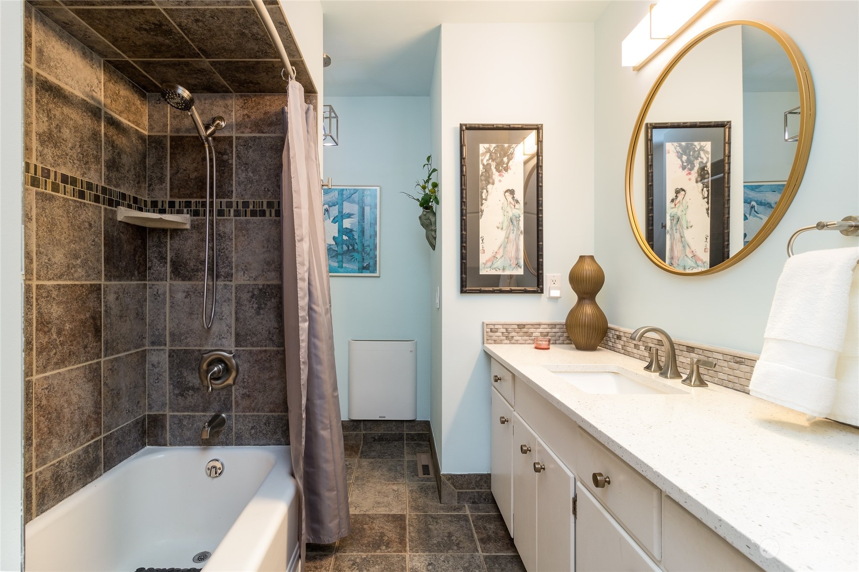 1739 Center Street Walla Walla, WA 99362 - Photo 23 of 40 a bathroom with a tub a sink and a mirror