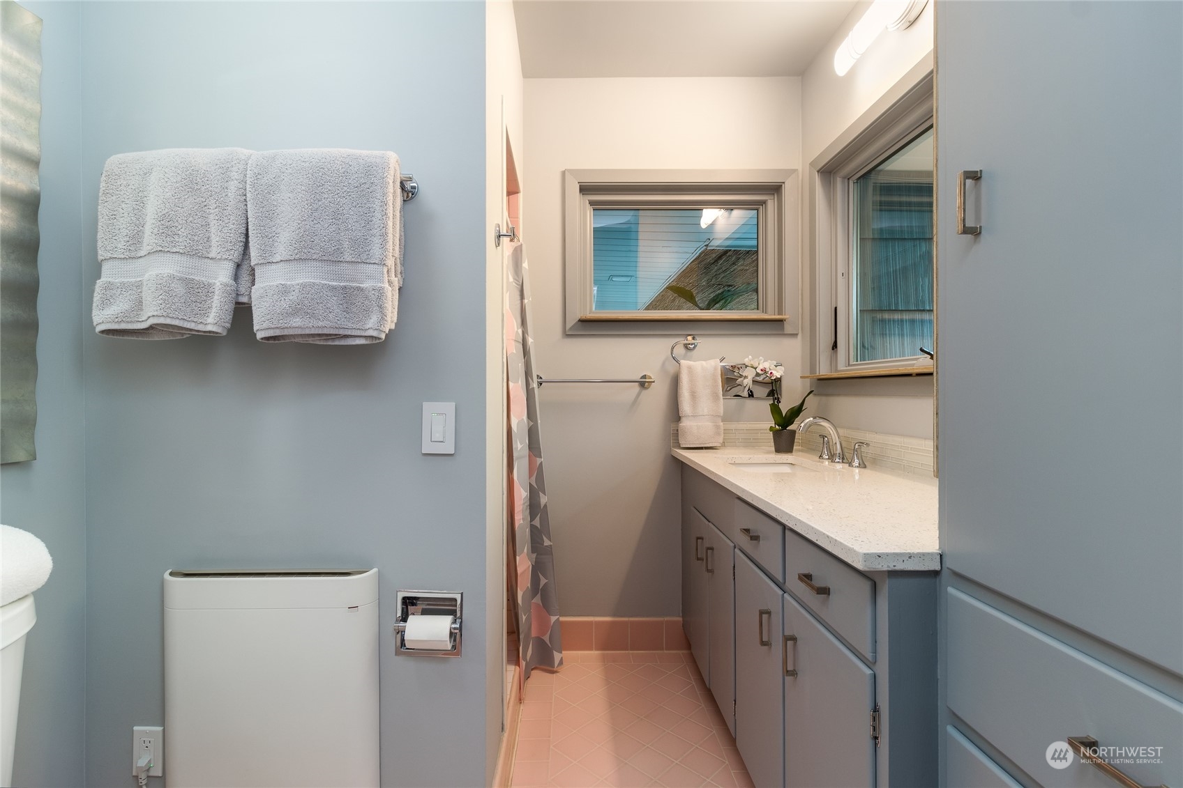 1739 Center Street Walla Walla, WA 99362 - Photo 25 of 40 a bathroom with a sink a mirror and a toilet