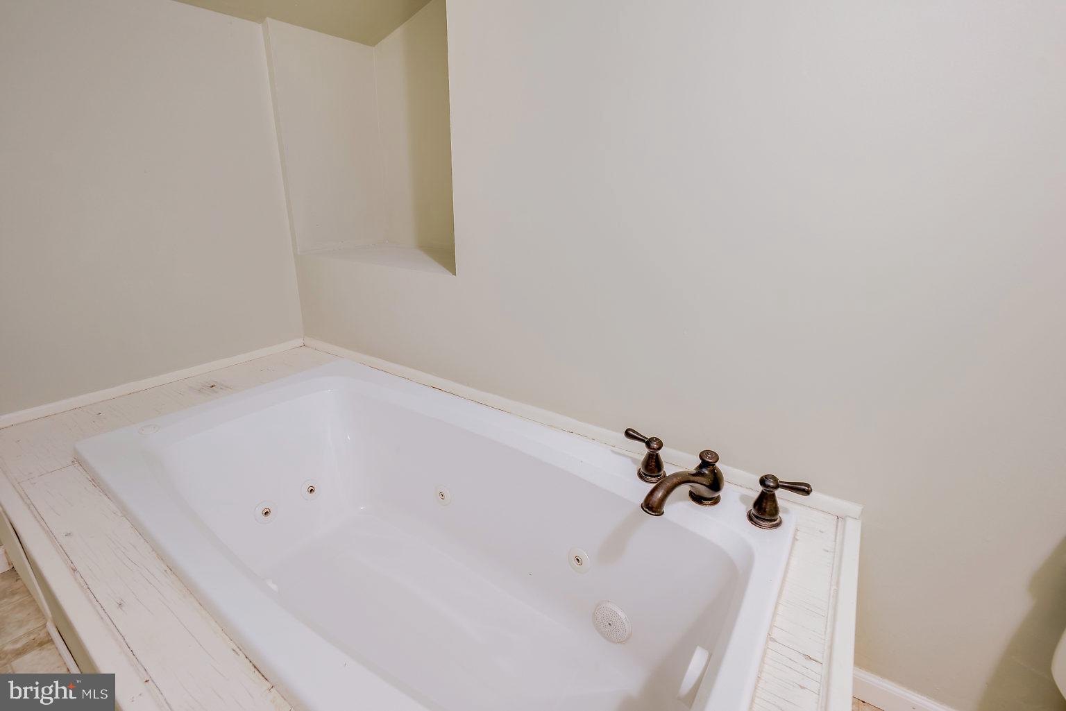 7708 Fairgreen Road Baltimore, MD 21222 - Photo 43 of 44 a bathroom with a bathtub