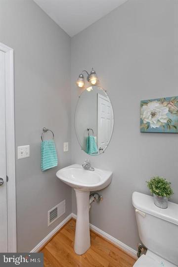 5914 Pimlico Road Baltimore, MD 21209 - Photo 19 of 37 Powder room on main level