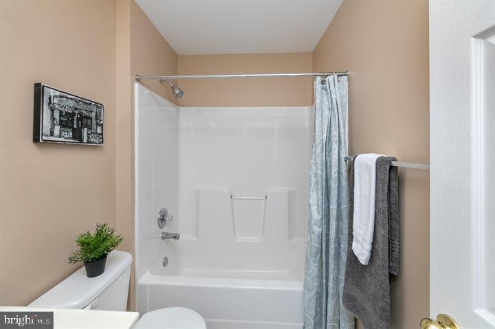 5914 Pimlico Road Baltimore, MD 21209 - Photo 28 of 37 Tub