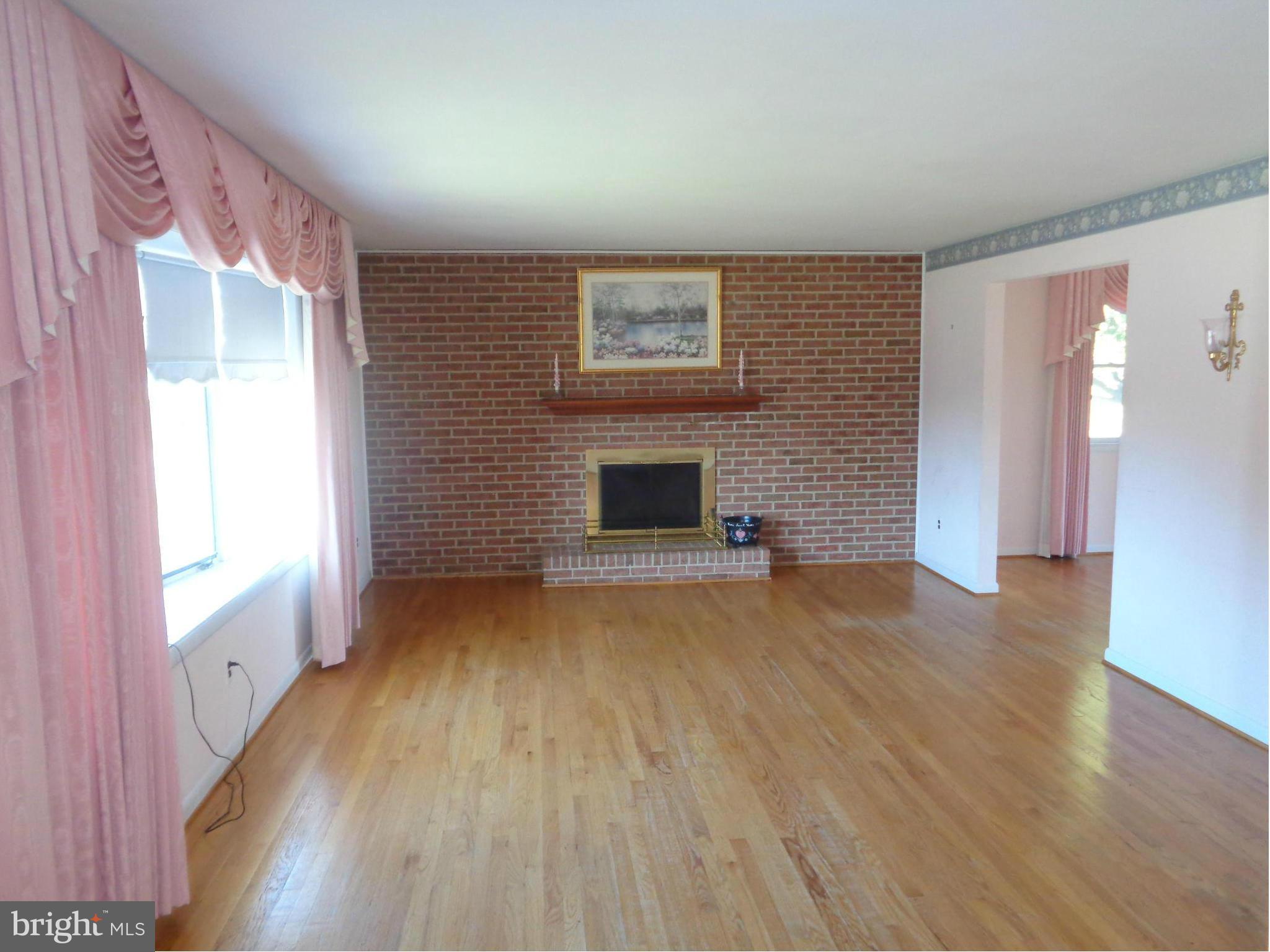 4400 Lobelia Road Baltimore, MD 21236 - Photo 3 of 30 Large Living Room