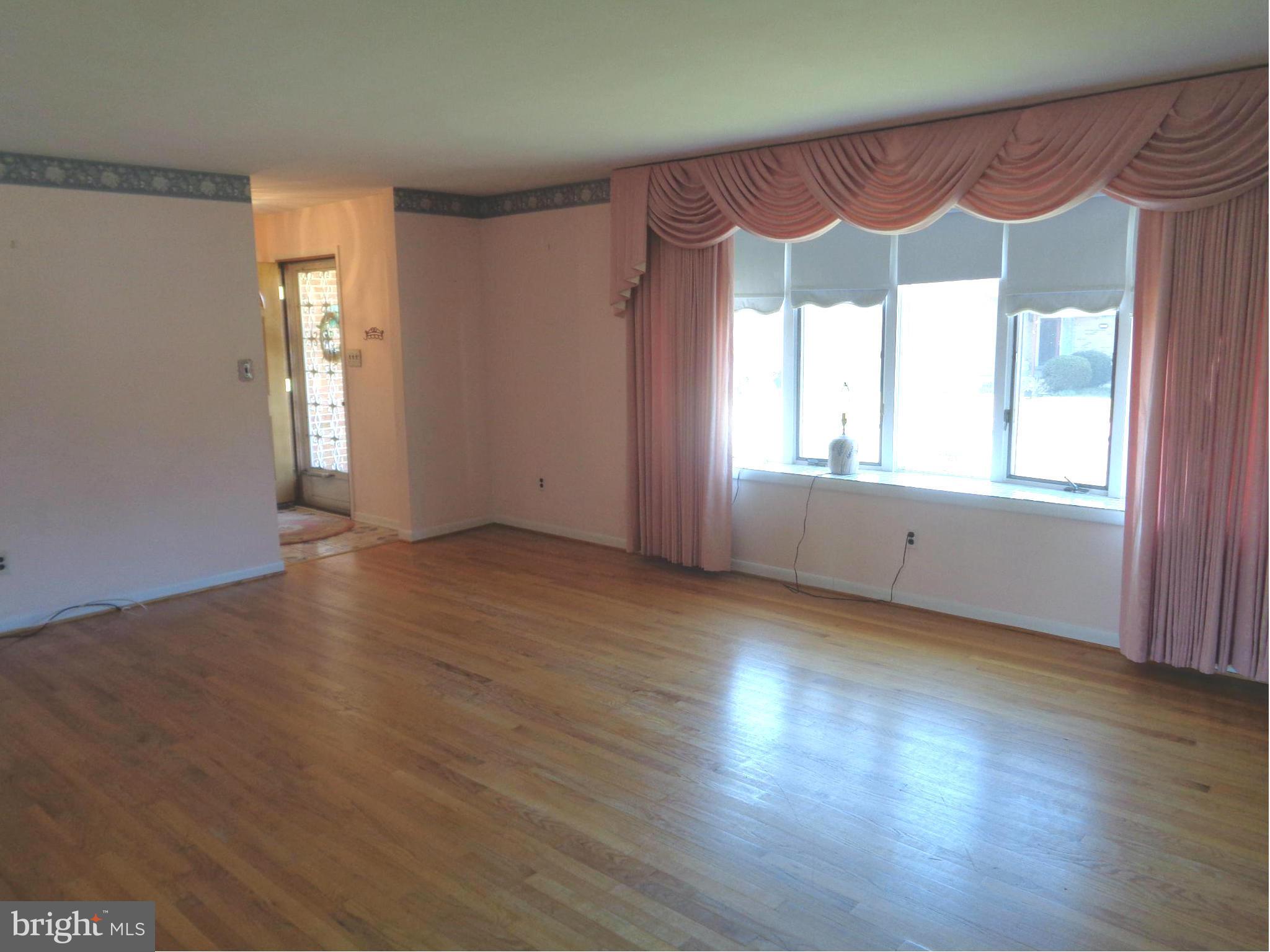 4400 Lobelia Road Baltimore, MD 21236 - Photo 4 of 30 Large Living Room