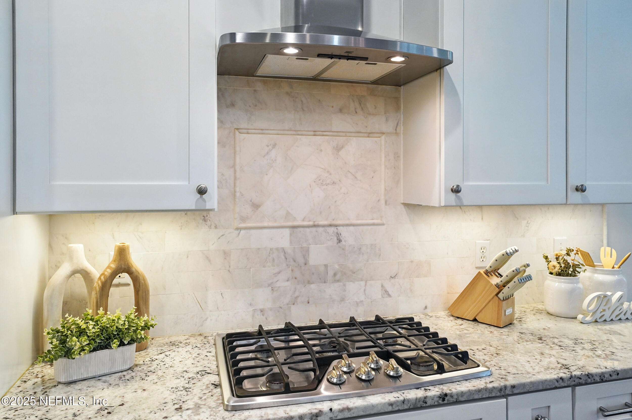 150 South Roscoe Boulevard Ponte Vedra Beach, FL 32082 - Photo 20 of 84 a kitchen with a stove and cabinets