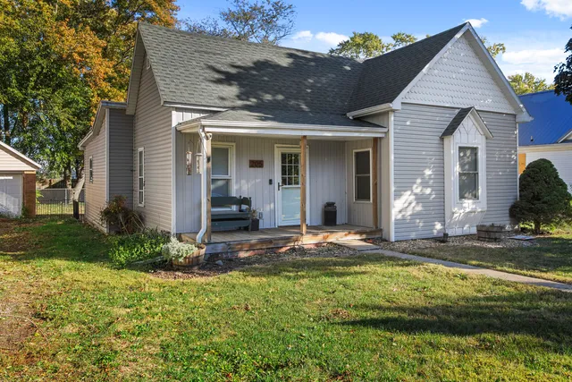 a view of a yard in front of house