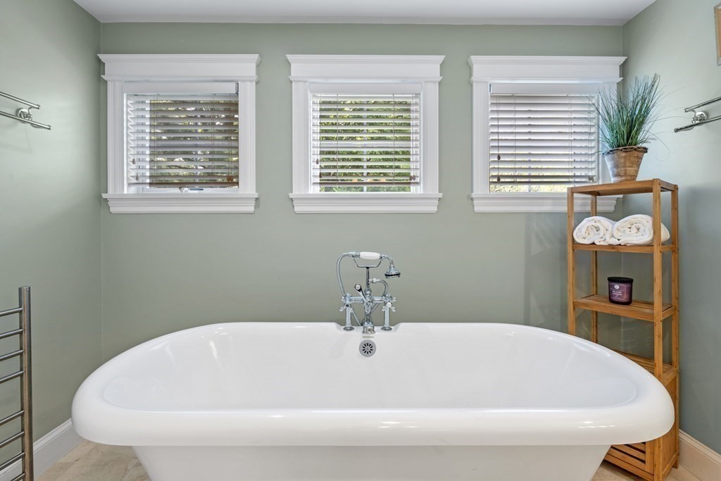 6 Captains Walk Lane Marblehead, MA 01945 - Photo 25 of 39 a bathroom with a tub and window