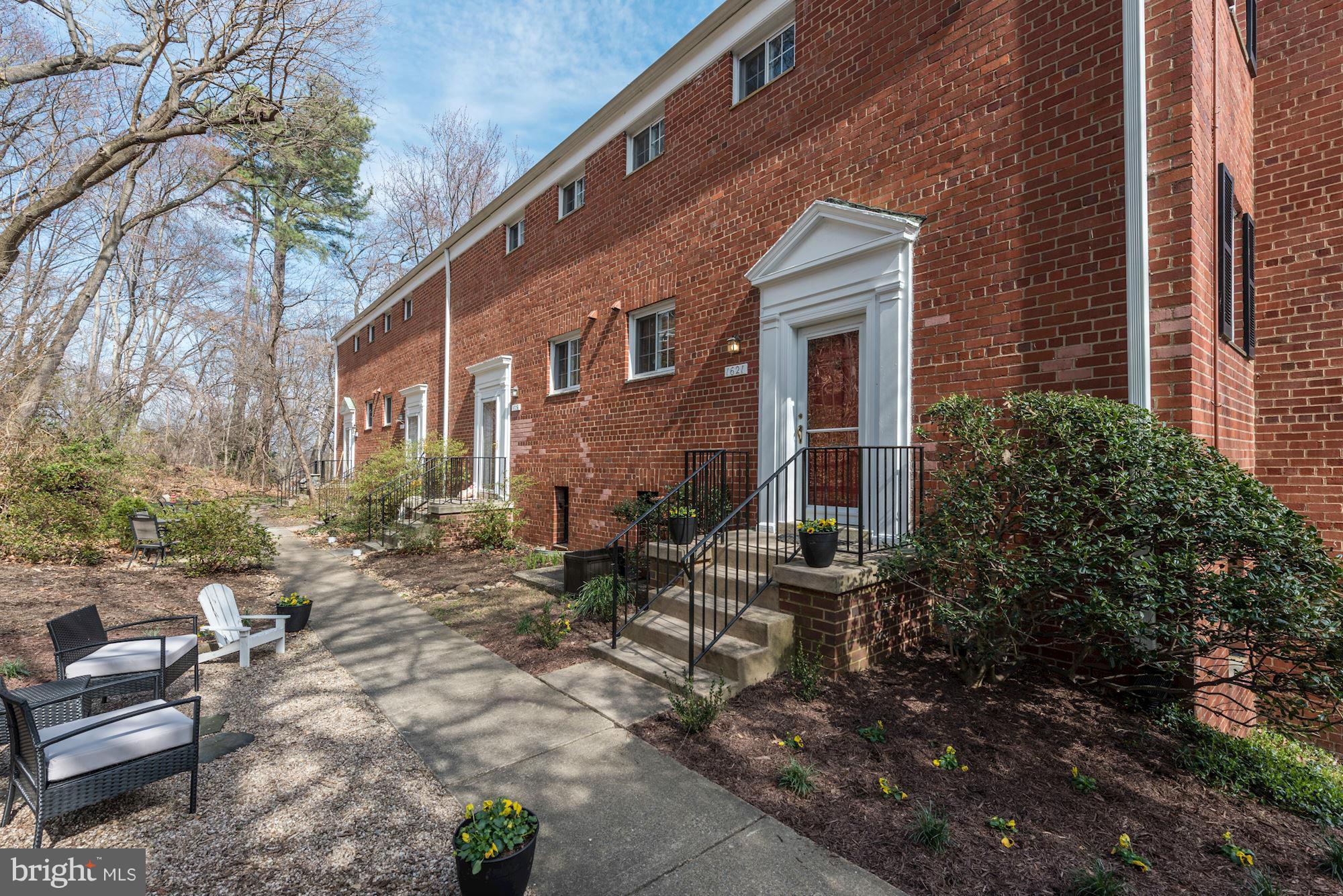 1621 Preston Road Alexandria, VA 22302 - Photo 25 of 30 a backyard of a house with outdoor seating