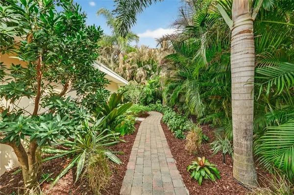 $1,350,000 | 547 East Causeway Boulevard, Vero Beach, FL 32963