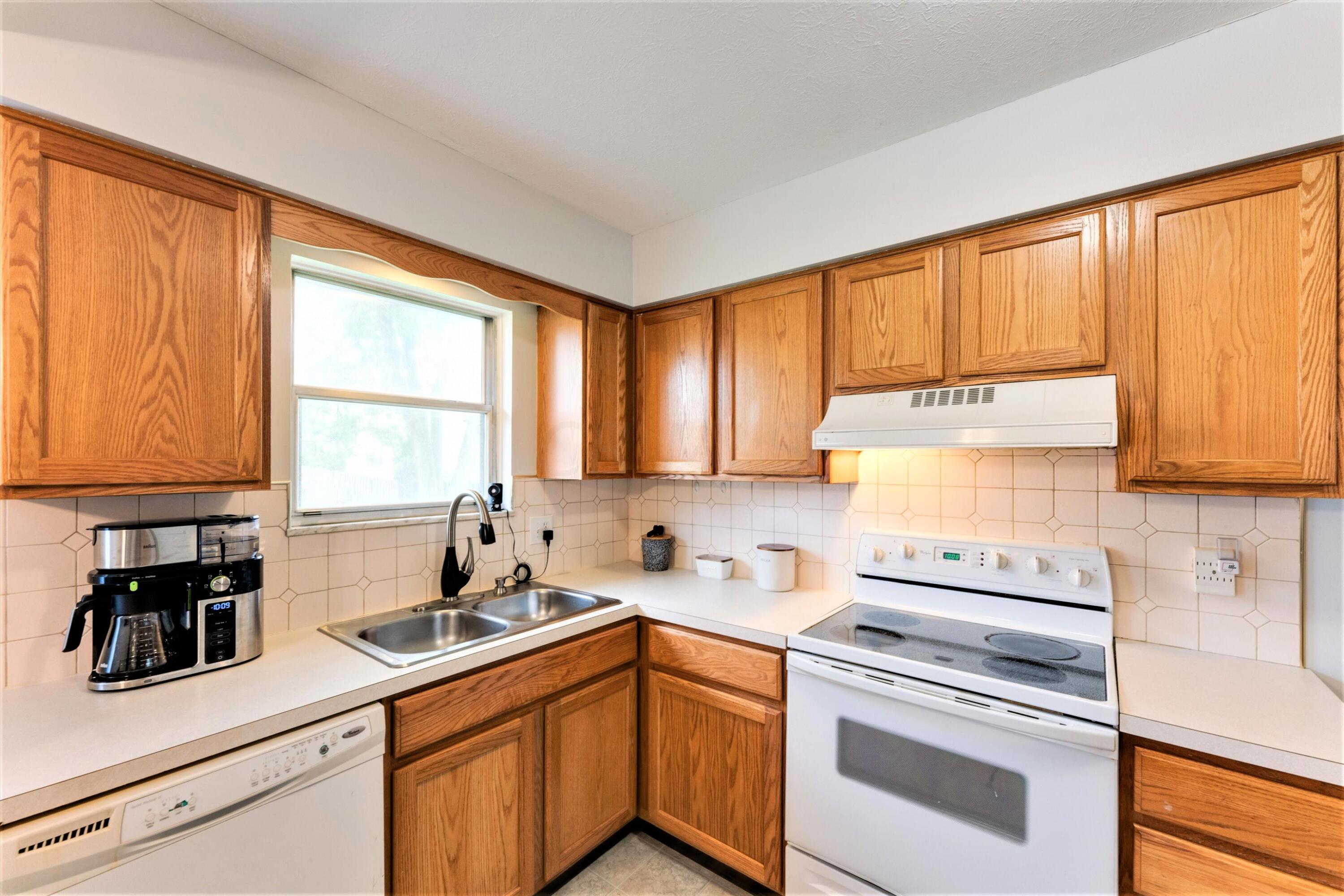 1648 Sandhurst Road Columbus, OH 43229 - Photo 14 of 41 Kitchen