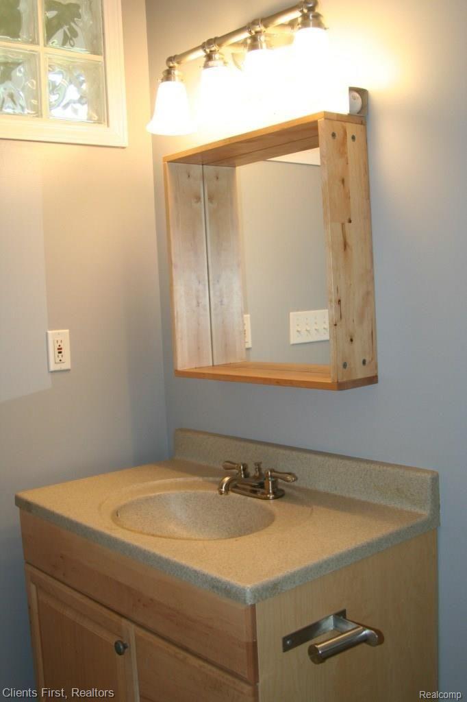 29805 Farmington Road Farmington, MI 48331 - Photo 20 of 36 Master bathroom