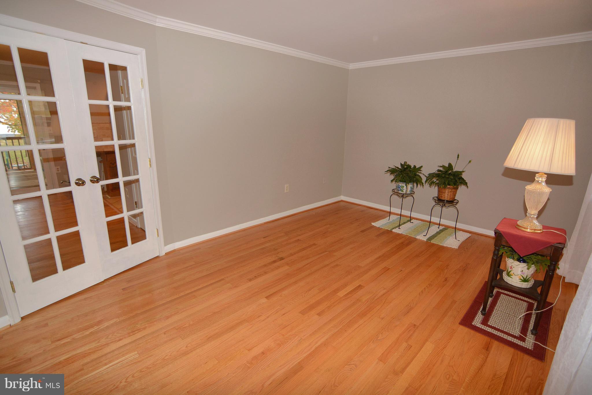 212 Magothy Beach Road Pasadena, MD 21122 - Photo 12 of 30 Living Room