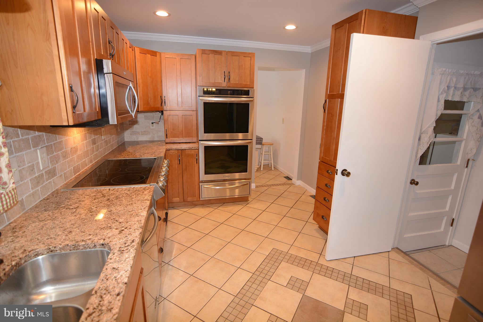 212 Magothy Beach Road Pasadena, MD 21122 - Photo 3 of 30 Kitchen