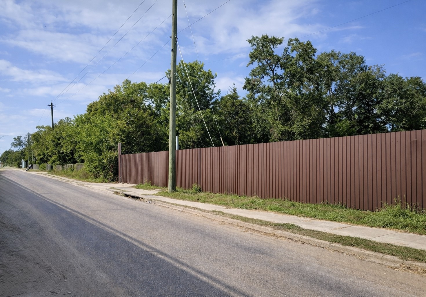 7617 Ley Road Houston, TX 77028 - Photo 6 of 8 a backyard of a house with lots of green space