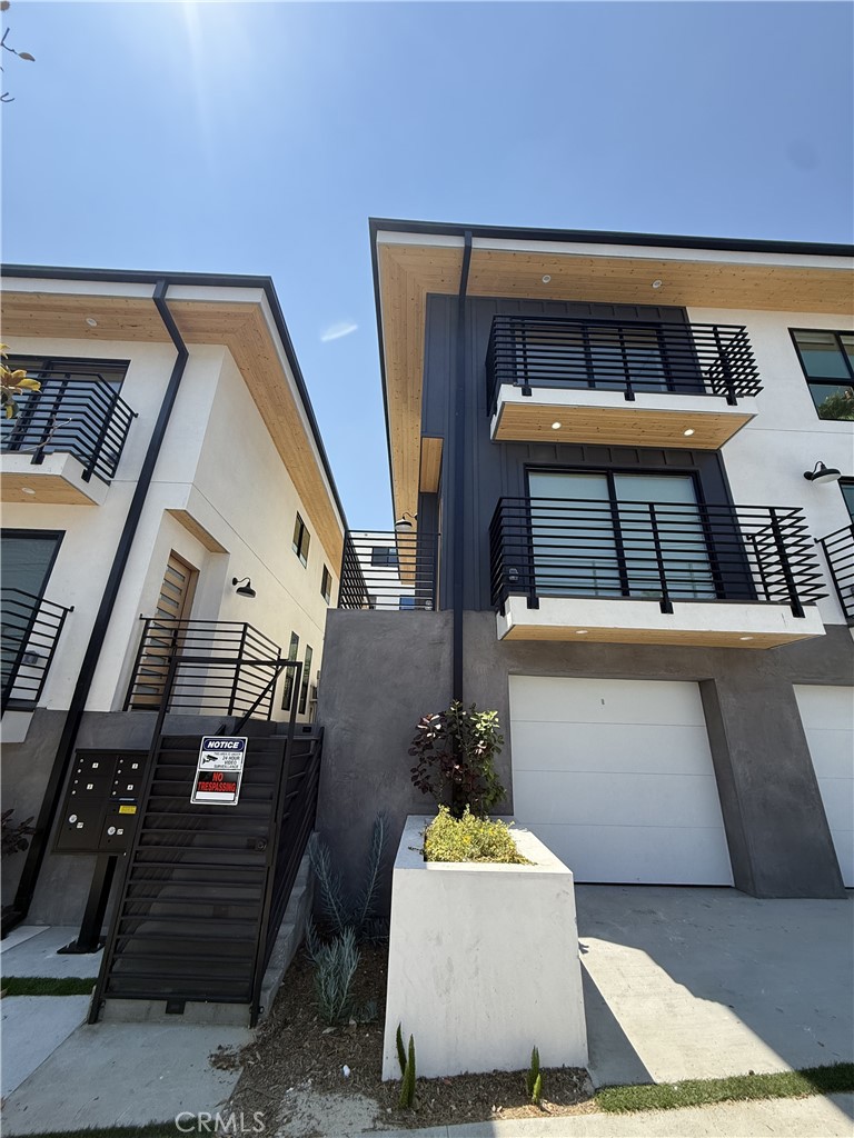 4454 Clinton Street, Unit 1/2 Los Angeles, CA 90004 - Photo 1 of 12 a living room with a couch and a book shelf