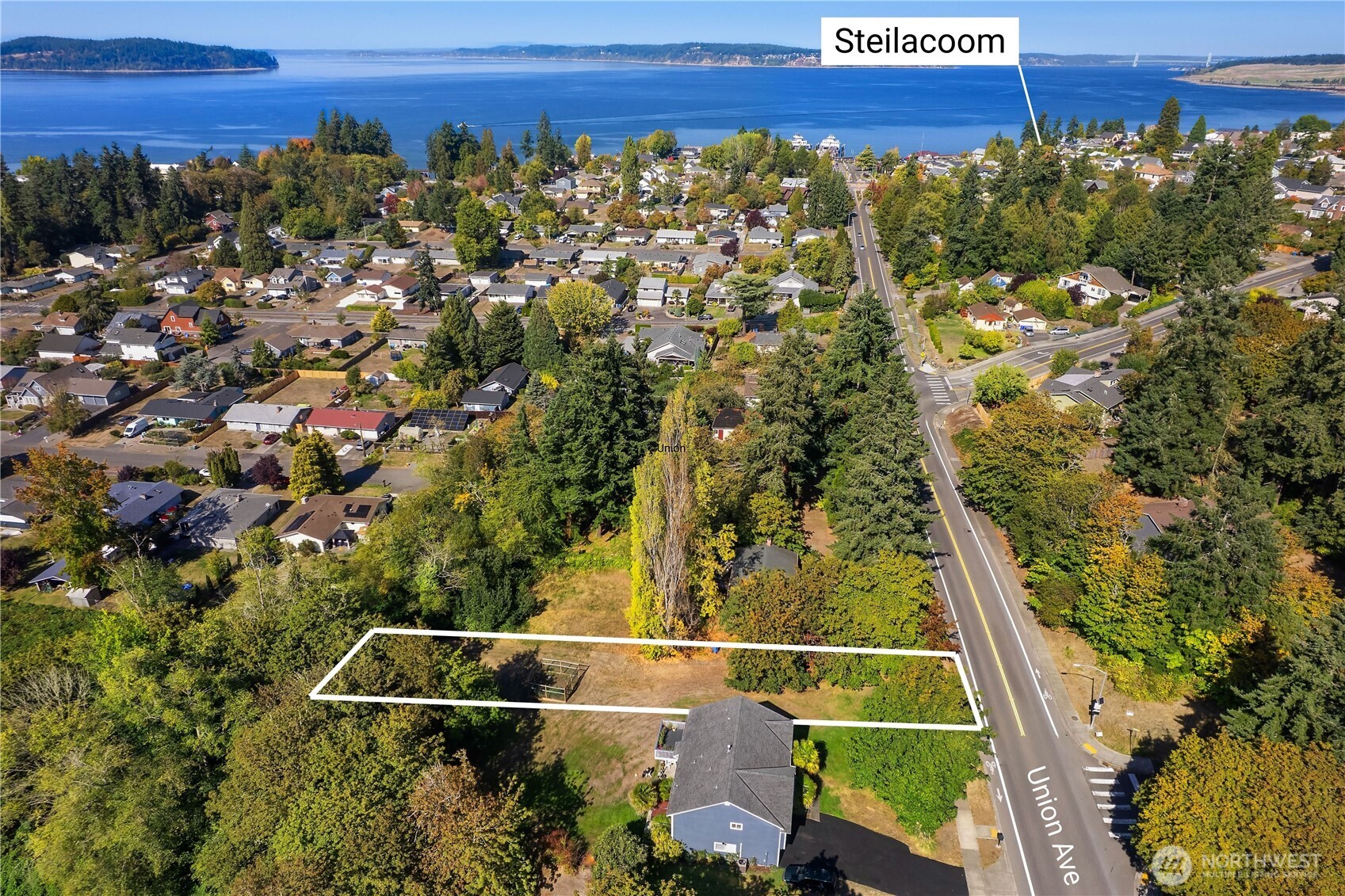 718 Union Avenue Steilacoom, WA 98388 - Photo 4 of 9 a view of a tennis court
