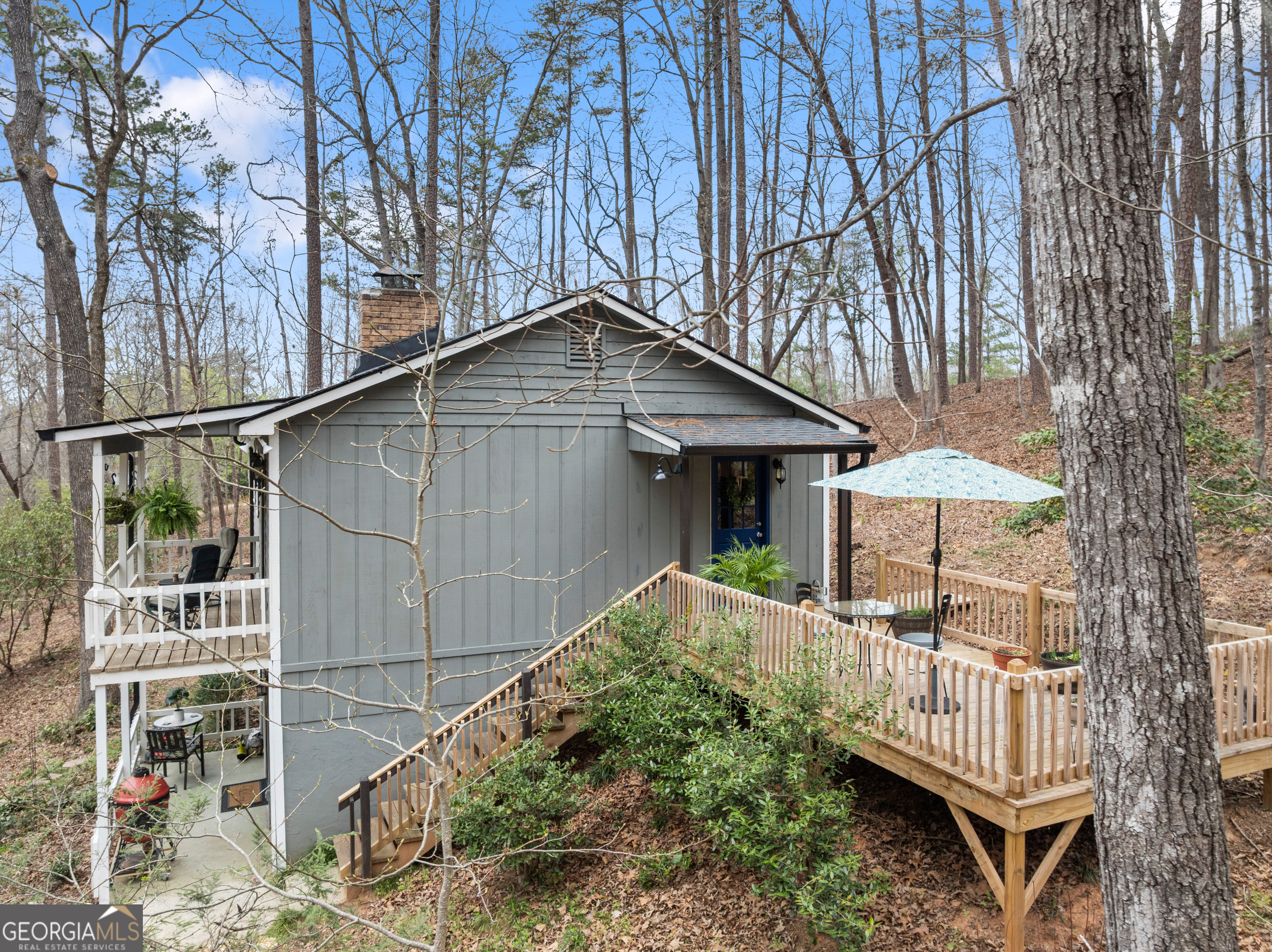 426 Skyview Circle Clarkesville, GA 30523 - Photo 6 of 42 a small barn with a white roof and a yard