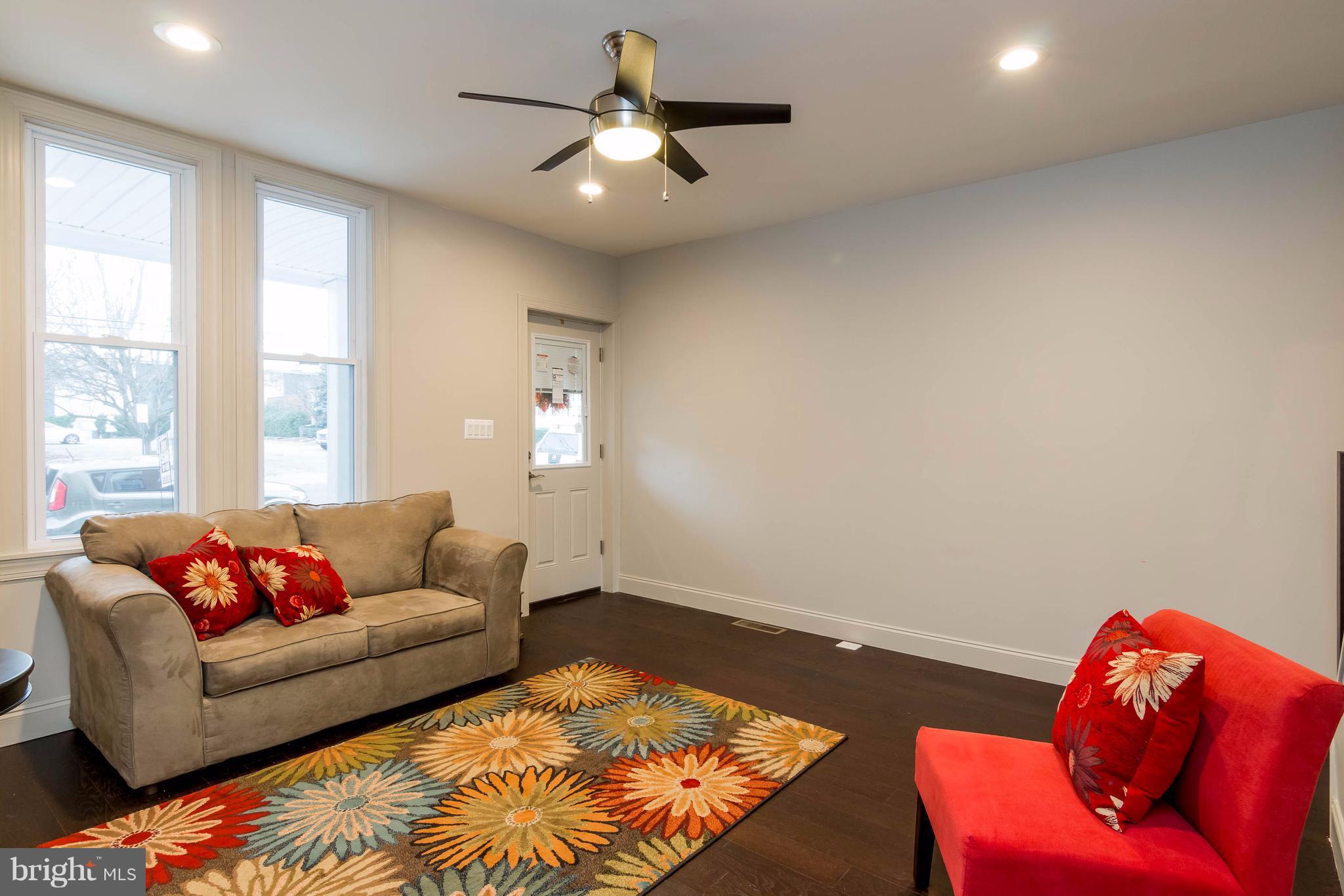 3815 Roland Avenue Baltimore, MD 21211 - Photo 4 of 30 Living Room