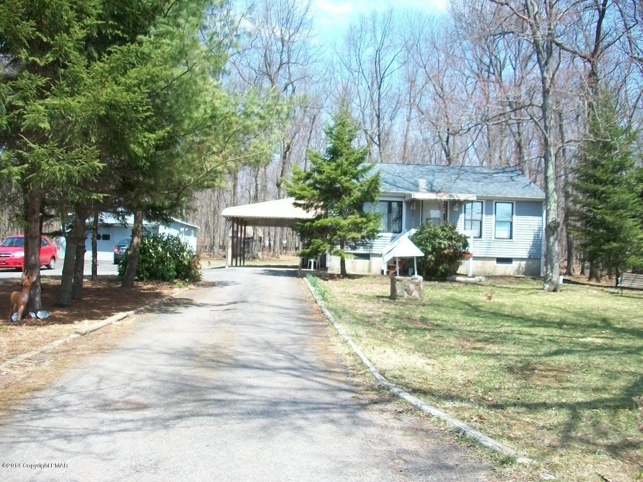 146 Cartwright Road Blakeslee, PA 18610 - Photo 13 of 14 Circular Driveway