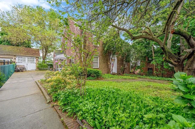 $1,359,000 | 60-14 60th Avenue | Maspeth