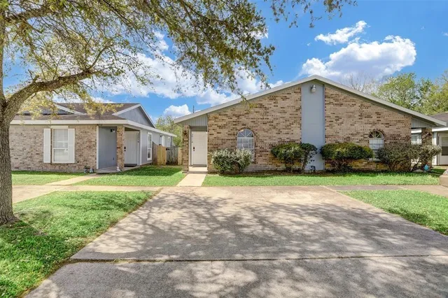 $950 | 3011 Taylor Street, La Marque, TX 77568