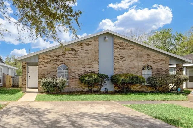 $950 | 3011 Taylor Street, La Marque, TX 77568