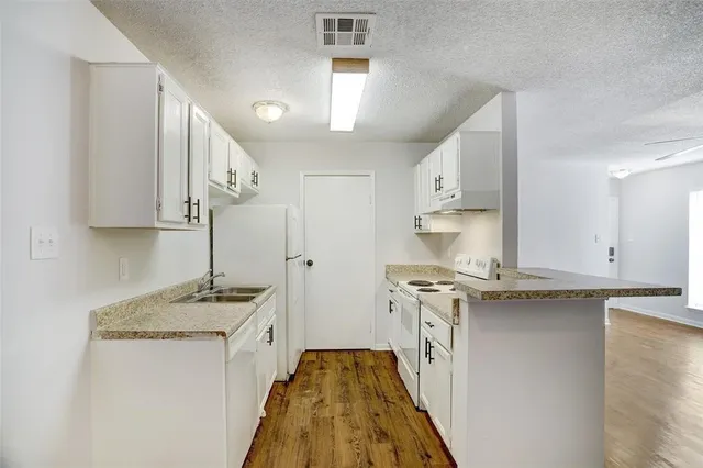 $950 | 3011 Taylor Street, La Marque, TX 77568