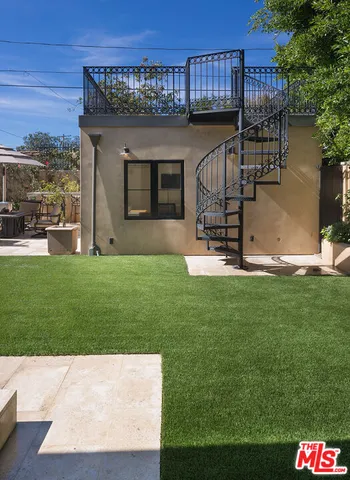 a view of a house with backyard porch and garden