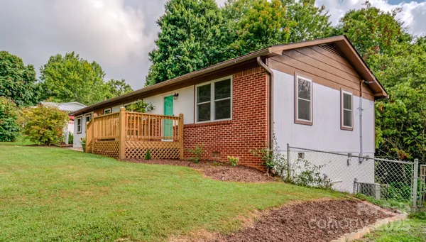 a view of front of house with a yard