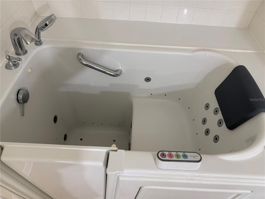 3725 Conroy Road, Unit 2127 Orlando, FL 32839 - Photo 19 of 30 a bathroom with a tub and sink