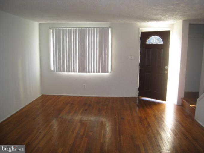 5902 Laclede Road Baltimore, MD 21206 - Photo 2 of 7 Living Room