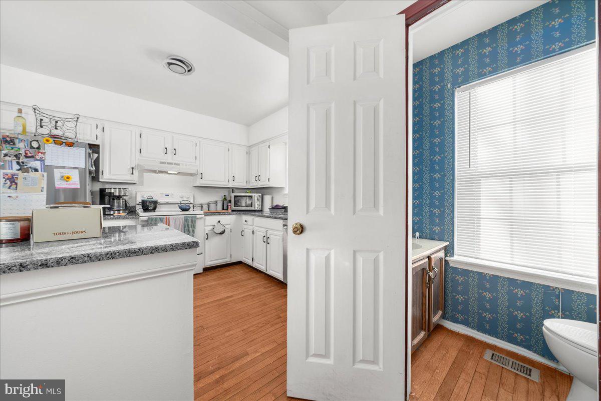 1199 Heyward Road, Unit 34 Chesterbrook, PA 19087 - Photo 4 of 15 kitchen on an angle