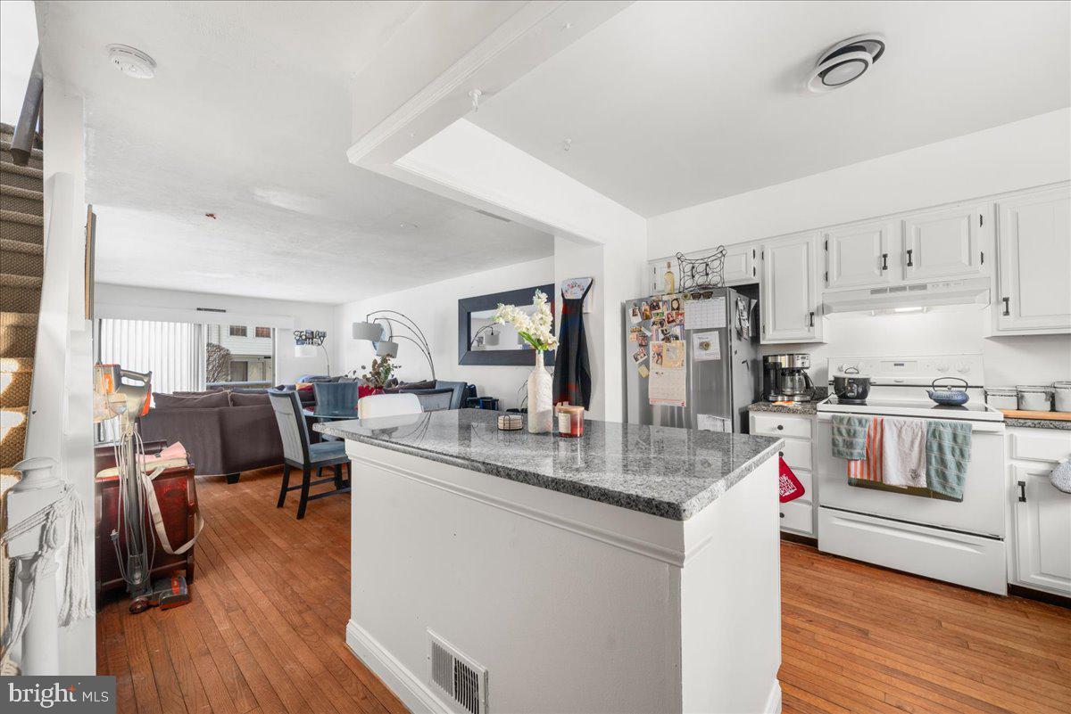 1199 Heyward Road, Unit 34 Chesterbrook, PA 19087 - Photo 6 of 15 kitchen