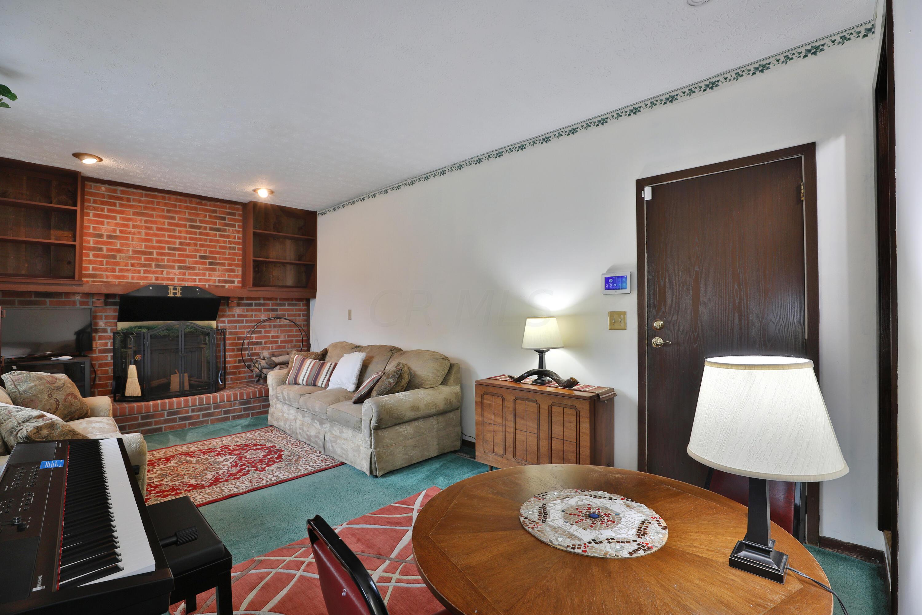 5891 Parkglen Road Galloway, OH 43119 - Photo 13 of 31 Living room