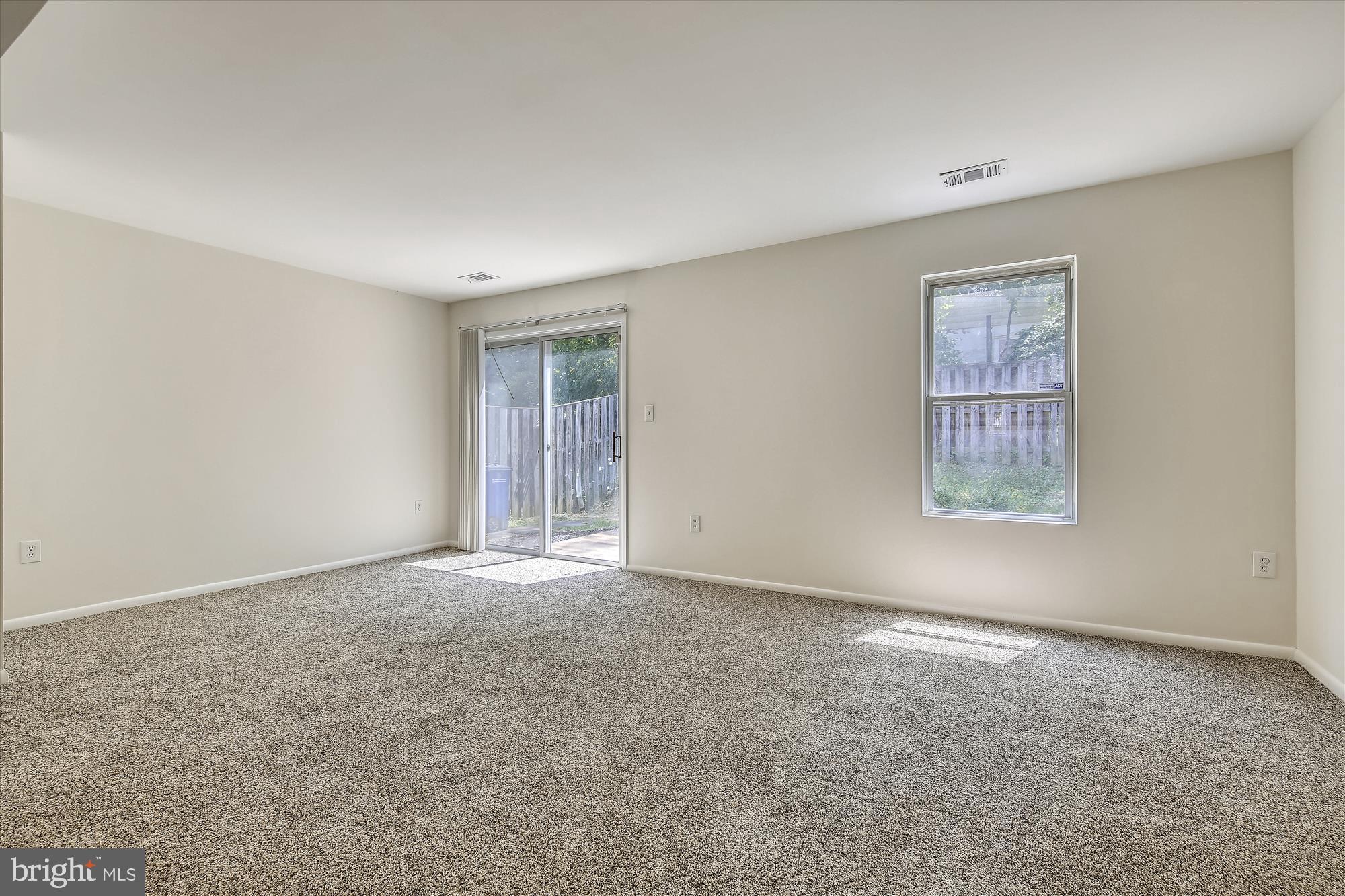 2935 Schoolhouse Circle Silver Spring, MD 20902 - Photo 6 of 31 Living room