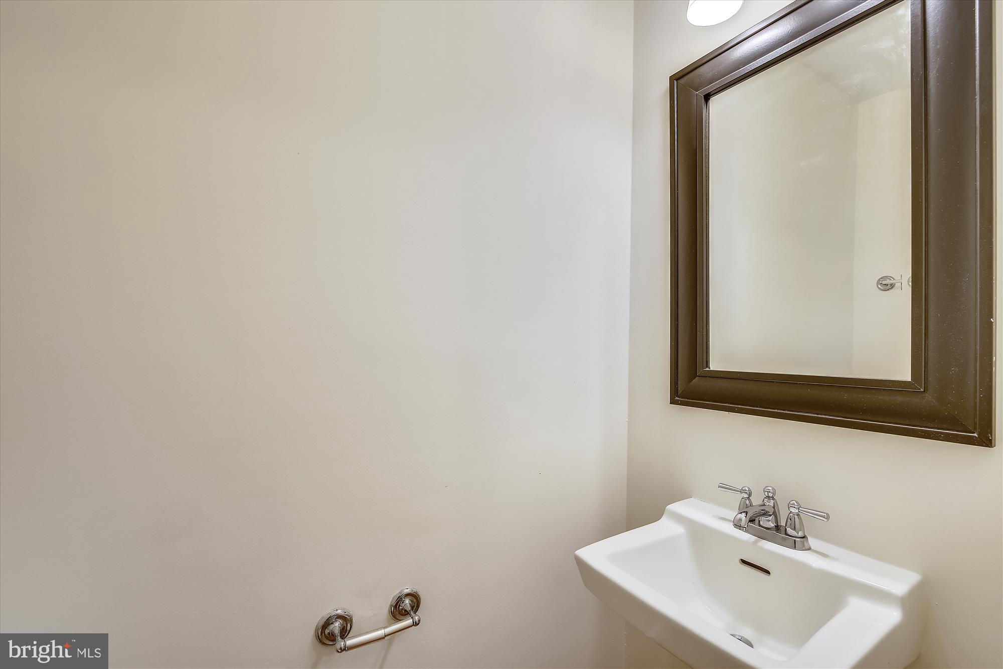 2935 Schoolhouse Circle Silver Spring, MD 20902 - Photo 10 of 31 Powder room