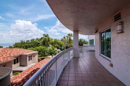 3507 Bayshore Boulevard, Unit 302 Tampa, FL 33629 - Photo 28 of 47 a view of a house with backyard and porch