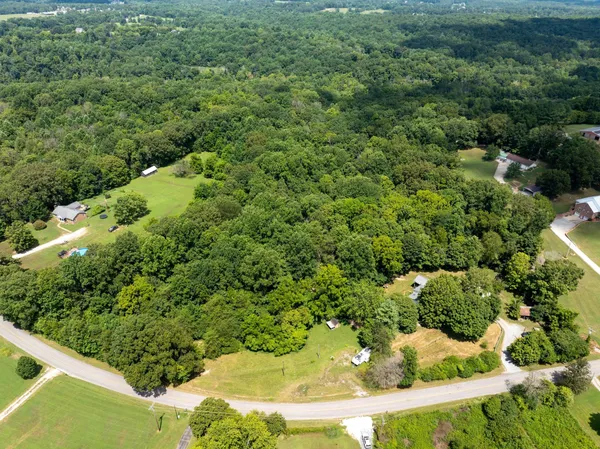 a view of a yard with a house