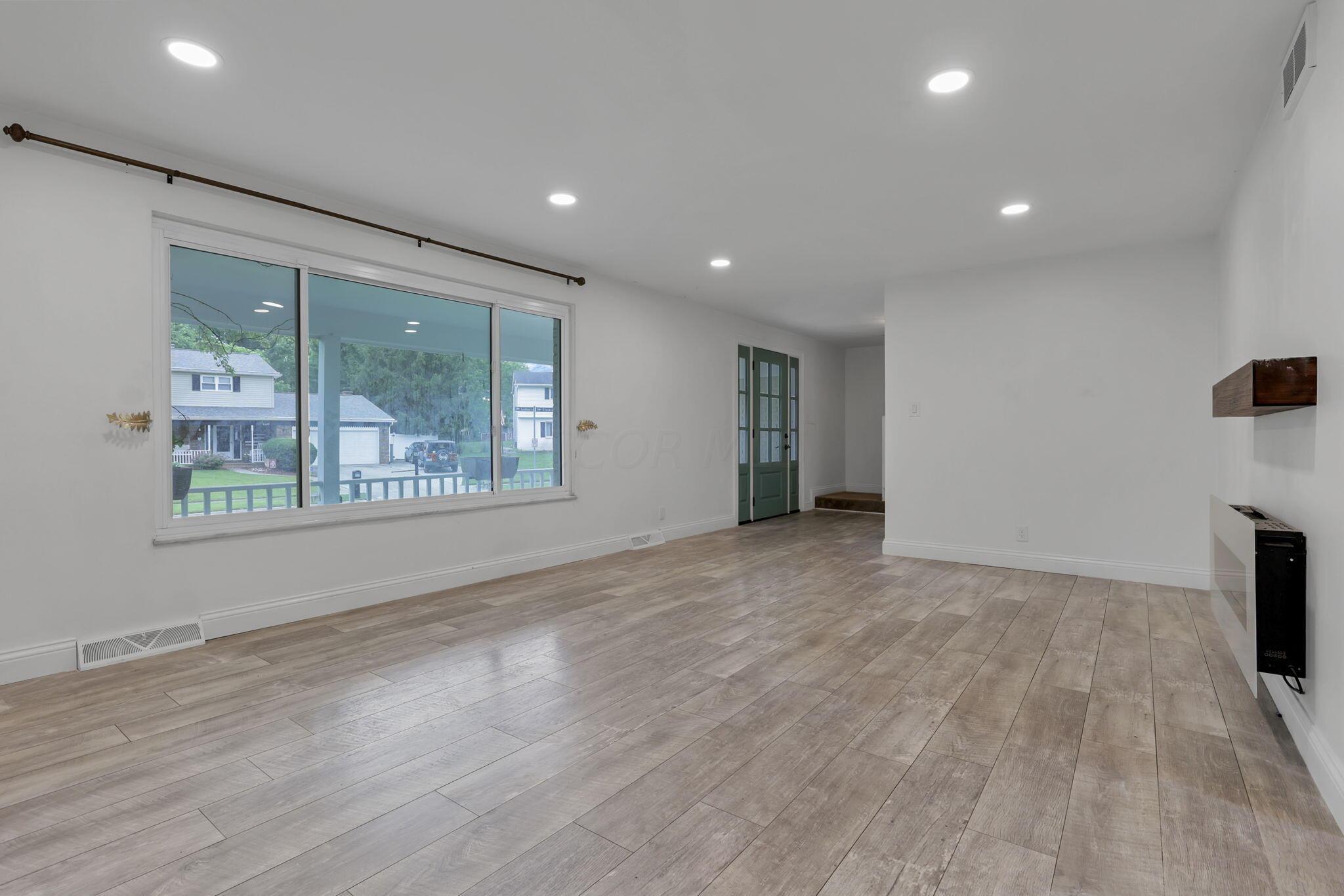 154 Landover Road Columbus, OH 43230 - Photo 6 of 47 Living room