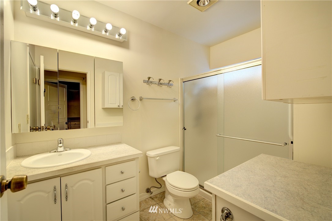 4222 Southwest 325th Street Federal Way, WA 98023 - Photo 15 of 25