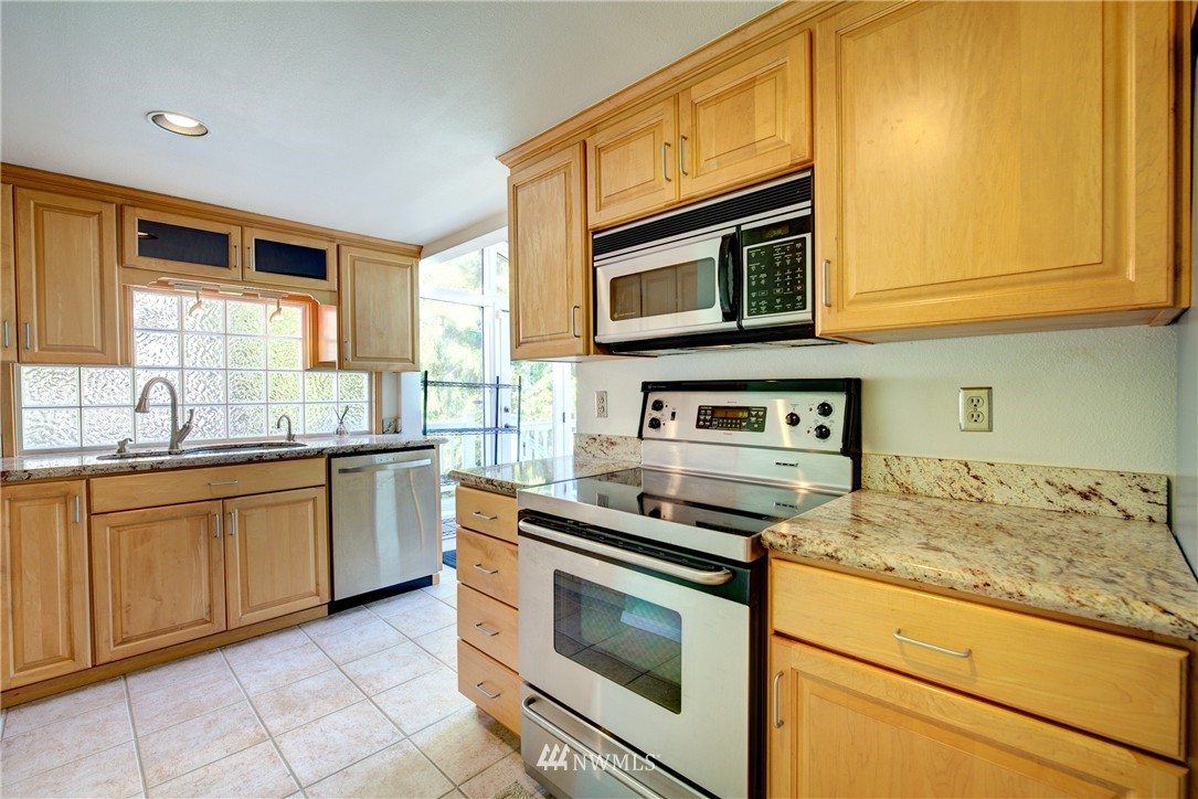 4222 Southwest 325th Street Federal Way, WA 98023 - Photo 7 of 25